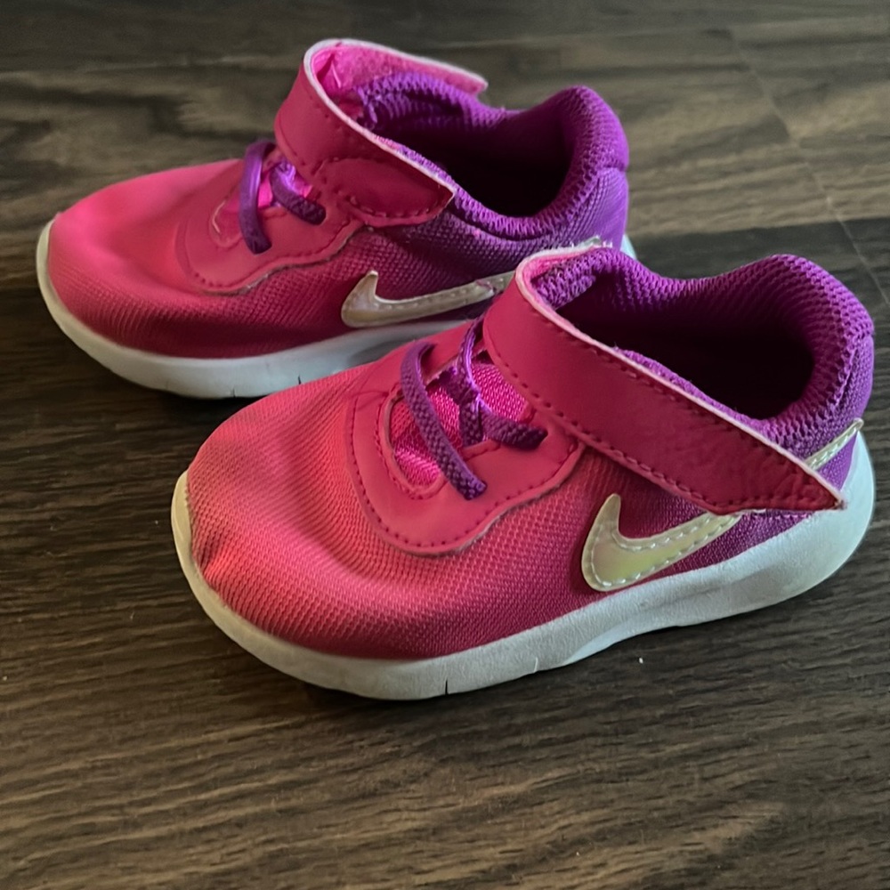 Nike girls infant/ toddler sneaker size 5C. Hardly worn. In great condition.